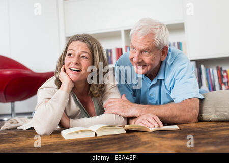 Brautpaar auf Boden Buch Stockfoto