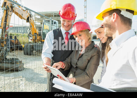 Architekten und Kunden diskutieren Baupläne Stockfoto
