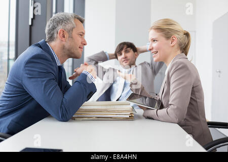 Kollegen mit Treffen in Büro, Lächeln Stockfoto