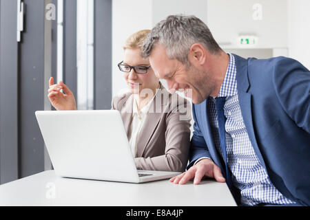 Kollegen mit Treffen in Büro, Lächeln Stockfoto