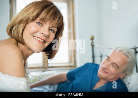 Paar gemütlich im Bett, Lächeln Stockfoto