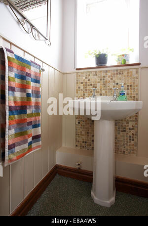 Im Erdgeschoss Garderobe WC und Waschbecken in einem Haus im Vereinigten Königreich. Stockfoto