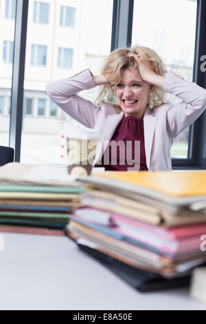 Geschäftsfrau verzweifelt im Amt Stockfoto