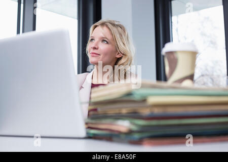 Geschäftsfrau blickt weg und lächelt Stockfoto