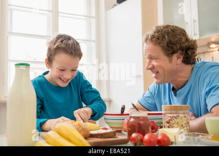 Vater und Sohn beim Frühstück in der Küche Stockfoto