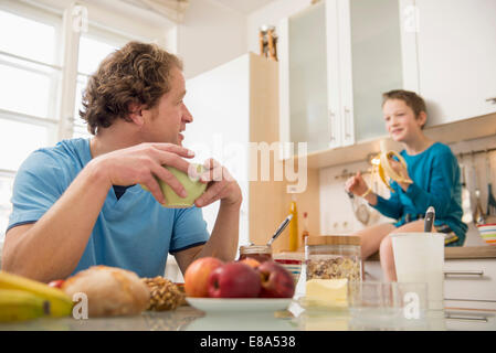 Vater und Sohn beim Frühstück in der Küche Stockfoto