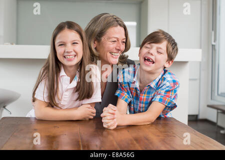 Glückliche Großmutter mit Enkel, Porträt Stockfoto