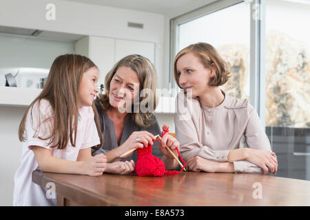 Großmutter, Mutter und Tochter zusammen stricken