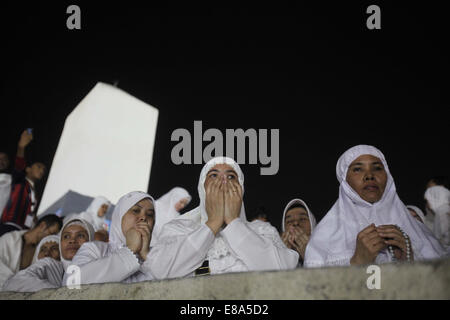 Mekka, Saudi Arabien. 3. Oktober 2014. Muslimische Pilger versammeln sich auf Mount Barmherzigkeit auf der Ebene von Arafat während dem Höhepunkt der Hadsch-Wallfahrt, in der Nähe der Heiligen Stadt Mekka 2. Oktober 2014. / Alamy News Live /Alamy Live News Bildnachweis: ZUMA Press, Inc./Alamy Live News Stockfoto