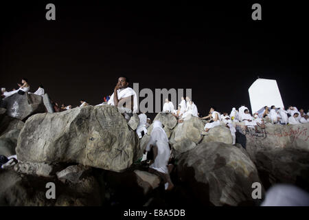 Mekka, Saudi Arabien. 3. Oktober 2014. Muslimische Pilger versammeln sich auf Mount Barmherzigkeit auf der Ebene von Arafat während dem Höhepunkt der Hadsch-Wallfahrt, in der Nähe der Heiligen Stadt Mekka 2. Oktober 2014. / Alamy News Live /Alamy Live News Bildnachweis: ZUMA Press, Inc./Alamy Live News Stockfoto