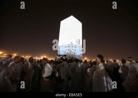 Mekka, Saudi Arabien. 3. Oktober 2014. Muslimische Pilger beten auf Mount Barmherzigkeit auf der Ebene von Arafat während dem Höhepunkt der Hadsch-Wallfahrt, in der Nähe der Heiligen Stadt Mekka 3. Oktober 2014. / Alamy News Live /Alamy Live News Bildnachweis: ZUMA Press, Inc./Alamy Live News Stockfoto