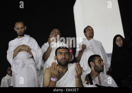 Mekka, Saudi Arabien. 3. Oktober 2014. Muslimische Pilger beten auf Mount Barmherzigkeit auf der Ebene von Arafat während dem Höhepunkt der Hadsch-Wallfahrt, in der Nähe der Heiligen Stadt Mekka 3. Oktober 2014. / Alamy News Live /Alamy Live News Bildnachweis: ZUMA Press, Inc./Alamy Live News Stockfoto