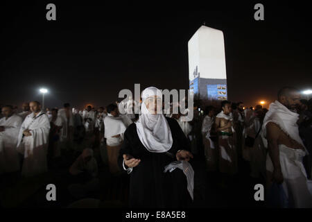 Mekka, Saudi Arabien. 3. Oktober 2014. Muslimische Pilger beten auf Mount Barmherzigkeit auf der Ebene von Arafat während dem Höhepunkt der Hadsch-Wallfahrt, in der Nähe der Heiligen Stadt Mekka 3. Oktober 2014. / Alamy News Live /Alamy Live News Bildnachweis: ZUMA Press, Inc./Alamy Live News Stockfoto