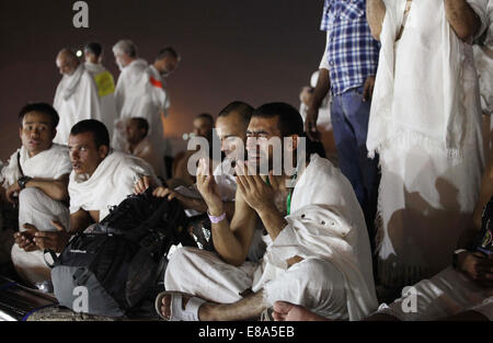 Mekka, Saudi Arabien. 3. Oktober 2014. Muslimische Pilger beten auf Mount Barmherzigkeit auf der Ebene von Arafat während dem Höhepunkt der Hadsch-Wallfahrt, in der Nähe der Heiligen Stadt Mekka 3. Oktober 2014. / Alamy News Live /Alamy Live News Bildnachweis: ZUMA Press, Inc./Alamy Live News Stockfoto