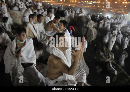 Mekka, Saudi Arabien. 3. Oktober 2014. Muslimische Pilger beten auf Mount Barmherzigkeit auf der Ebene von Arafat während dem Höhepunkt der Hadsch-Wallfahrt, in der Nähe der Heiligen Stadt Mekka 3. Oktober 2014. / Alamy News Live /Alamy Live News Bildnachweis: ZUMA Press, Inc./Alamy Live News Stockfoto