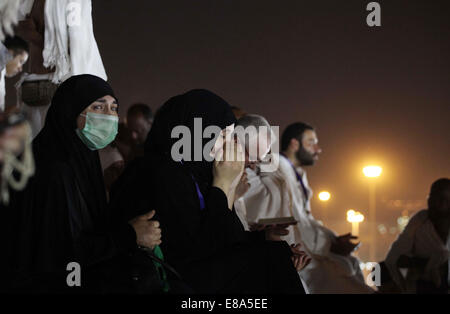 Mekka, Saudi Arabien. 3. Oktober 2014. Muslimische Pilger beten auf Mount Barmherzigkeit auf der Ebene von Arafat während dem Höhepunkt der Hadsch-Wallfahrt, in der Nähe der Heiligen Stadt Mekka 3. Oktober 2014. / Alamy News Live /Alamy Live News Bildnachweis: ZUMA Press, Inc./Alamy Live News Stockfoto