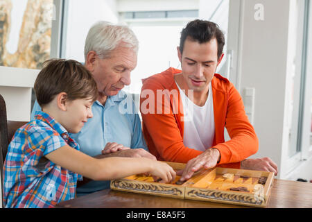 Großvater, Vater und Sohn spielen backgammon Stockfoto