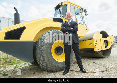 Zuversichtlich Geschäftsmann auf Baustelle Stockfoto