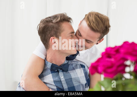 Homosexuelles Paar küssen einander, Lächeln Stockfoto
