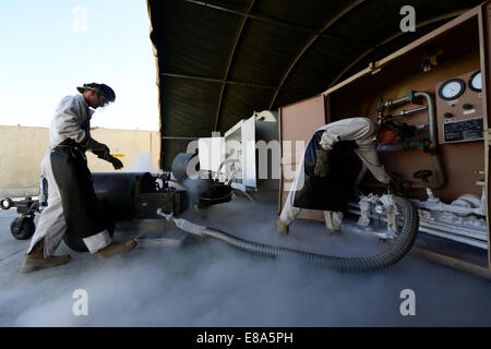 Von links, US Air Force Staff Sgt Taj Copeland, Brennstoffe Verteilung Supervisor mit dem 455. Expeditionary Logistik Bereitschaft Squadron (ELRS) und Staff Sgt. James Brumbaugh, ein Brennstoffe Kryotechnik Unteroffizier mit 455 ELRS, re Stockfoto