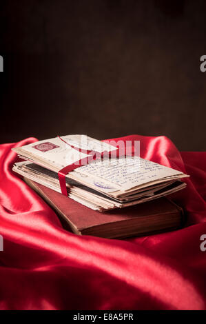 Postkarten und ein rotes Buch Stockfoto