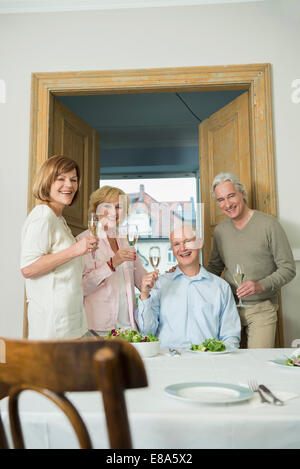 Freunde, trinken Sekt vom Tisch, Lächeln Stockfoto