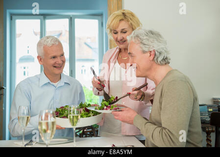 Frau Salat an ihre Freunde, Lächeln Stockfoto