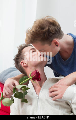 Homosexuelles Paar küssen einander Stockfoto