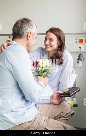 Mann fordert die kranke Frau in hosptal Stockfoto
