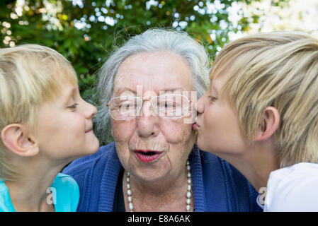 Enkel küssen ihrer Großmutter, close-up Stockfoto