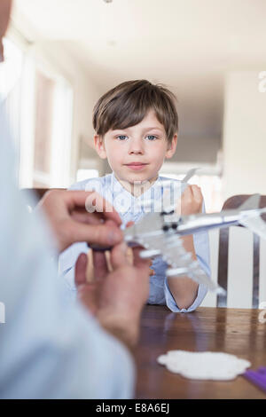 Vater und Sohn spielen mit Modellflugzeug Stockfoto
