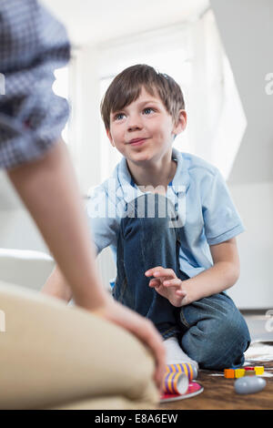 Mädchen und Jungen spielen Brettspiel Stockfoto