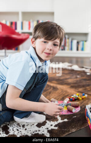 Porträt eines jungen spielen mit Brettspiel, Lächeln Stockfoto