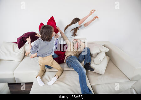 Familie Kissenschlacht auf couch Stockfoto