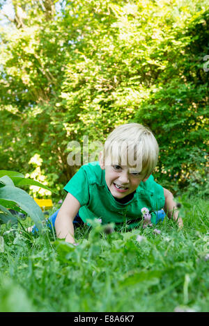 Jungen spielen im Garten Stockfoto