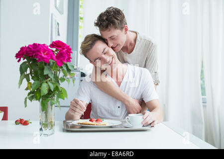 Homosexuelle Paare zusammen frühstücken, Lächeln Stockfoto