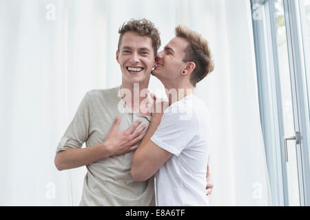 Homosexuelle Paare umarmen einander, Lächeln Stockfoto