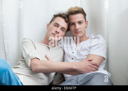Porträt eines homosexuellen Paares umarmen einander Stockfoto