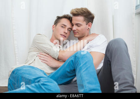 Homosexuelle Paare umarmen einander Stockfoto
