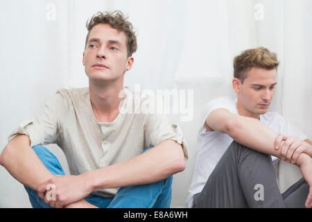 Beleidigt junger Mann am Boden Stockfoto