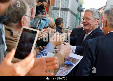 Hannover, Deutschland. 3. Oktober 2014. Der deutsche Bundespräsident Joachim Gauck spricht mit der Öffentlichkeit auf den Tag der deutschen Einheit in Hannover, 3. Oktober 2014. Die zentralen Feierlichkeiten zum Tag der deutschen Einheit 2014 statt findet in der niedersächsischen Landeshauptstadt. Bildnachweis: Dpa picture Alliance/Alamy Live News Stockfoto