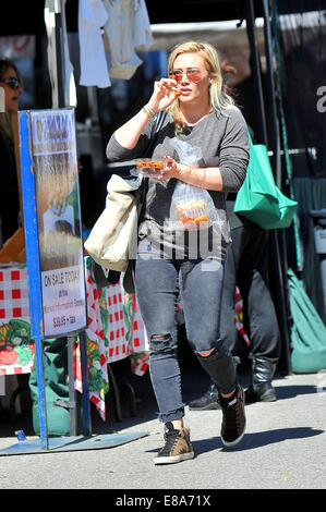 Hilary Duff und Ex-Ehemann Mike Comrie verbringen Sie Zeit mit ihrem Sohn Luca bei einem örtlichen Bauernmarkt mit Beverly Hills: Hilary Duff wo: Los Angeles, California, Vereinigte Staaten von Amerika bei: 31. März 2014 Stockfoto