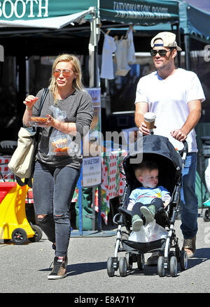 Hilary Duff und Ex-Ehemann Mike Comrie verbringen Sie Zeit mit ihrem Sohn Luca bei einem örtlichen Bauernmarkt mit Beverly Hills: Hilary Duff, Mike Comrie, Luca Comrie wo: Los Angeles, California, Vereinigte Staaten von Amerika bei: 31. März 2014 Stockfoto