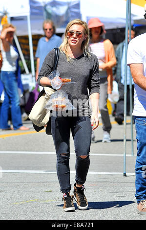 Hilary Duff und Ex-Ehemann Mike Comrie verbringen Sie Zeit mit ihrem Sohn Luca bei einem örtlichen Bauernmarkt mit Beverly Hills: Hilary Duff wo: Los Angeles, California, Vereinigte Staaten von Amerika bei: 31. März 2014 Stockfoto