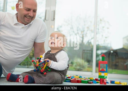 Vater und seinen kleinen Sohn mit bauen von Backsteinen Stockfoto