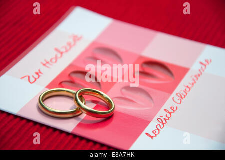 Eheringe auf Hochzeitskarte, Nahaufnahme Stockfoto