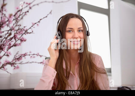 Junge Frau Porträt Callcenter hübsche Kopfhörer Stockfoto