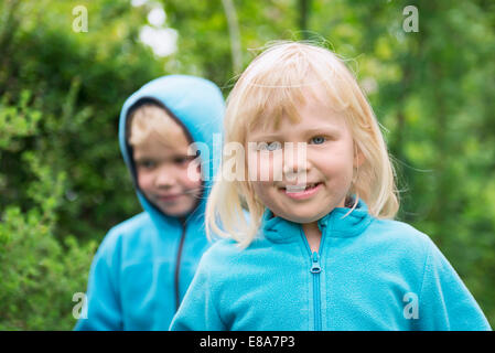 Zwei blonde Kinder Bruder Schwester spielen im Garten Stockfoto