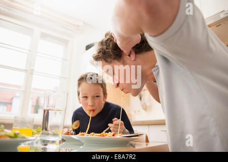 Vater und Sohn Spaghetti-Essen in der Küche Stockfoto