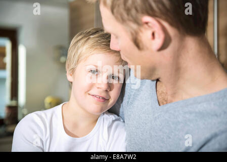 Junge mit Kopf auf die Schulter seines Vaters Stockfoto